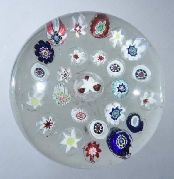 Presse-papiers à motif de deux cercles concentriques de bonbons polychromes autour d'une étoile blanch
