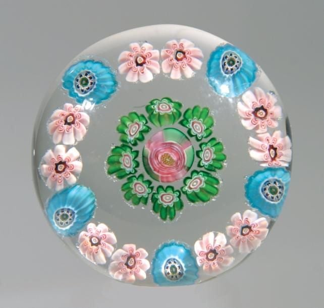 Presse-papiers à motif de deux cercles, l'un à cinq bonbons turquoise et dix bonbons blancs et roses, le second à huit bonbons verts, blancs et roses autour d'une rose centrale verte et ros