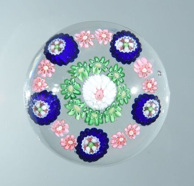 Presse-papiers à motif de deux cercles, l'un composé de dix bonbons roses et cinq bonbons bleu cobalt à c?ur polychrome, le second de huit bonbons verts autour d'un bonbon central étoilé blanc à c?ur ros