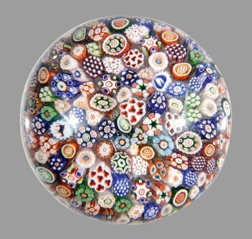 Presse-papiers à motif de millefiori de bonbons polychromes dont deux à silhouette (cheval et écureuil