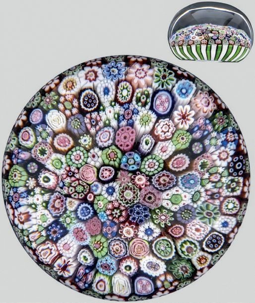 Presse-papiers à motif de millefiori de cannes polychromes dont une rose de Clichy verte et rose et une rose blanche et rose, enserré dans un panier de cannes vertes alternées de cannes blanche