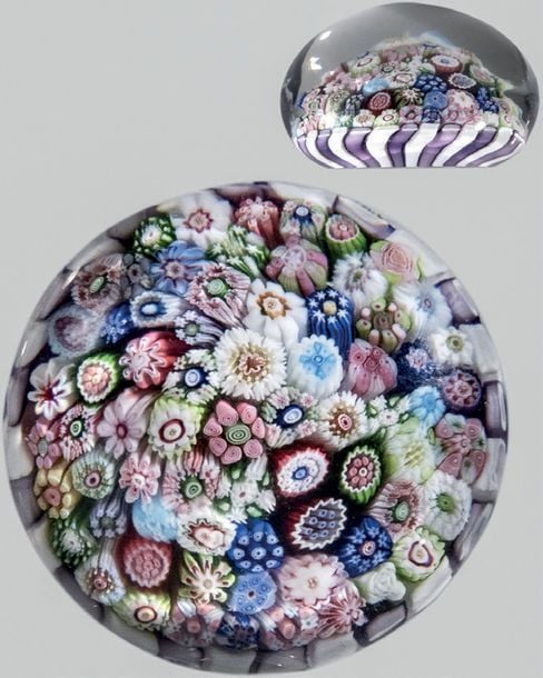 Presse-papiers à motif de millefiori de cannes polychromes dont une rose de Clichy verte et rose, enserré dans un panier de cannes mauves alternées de cannes blanche