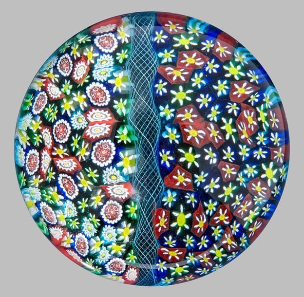 Presse-papiers à motif de millefiori divisé par une torsade filigranée bleu clai