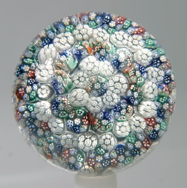 Presse-papiers à motif de millefiori formé de cercles concentriques serrés de bonbons polychrome