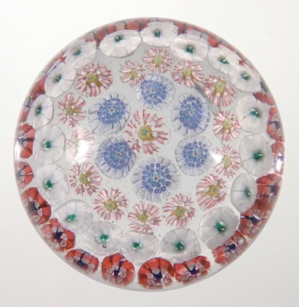 Presse-papiers à motif de quatre cercles concentriques de bonbons polychromes autour d'un bonbon central polychrom