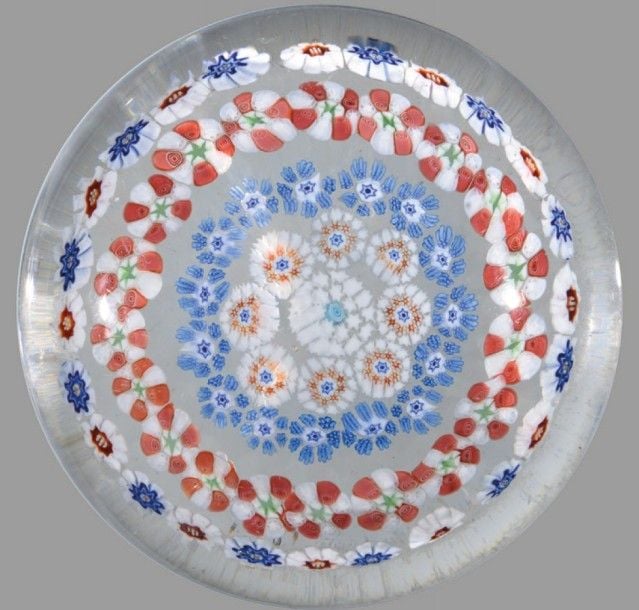 Presse-papiers à motif de quatre cercles concentriques de bonbons polychromes organisés autour d'un bonbon central étoilé blanc et bleu clai