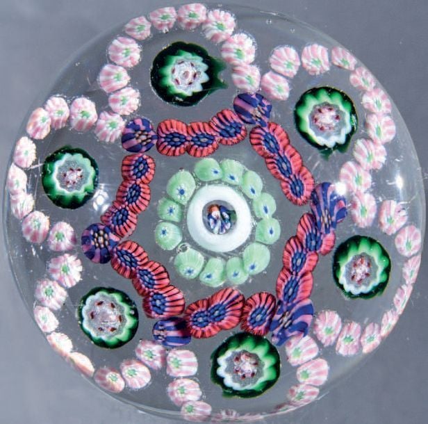 Presse-papiers à motif de rosace à six boucles, composée de guirlandes de bonbons polychromes entourant six bonbons verts et blancs et un bonbon central blanc et tricolore à fléchette