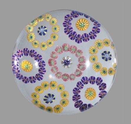 Presse-papiers à motif de rosace formée de sept cercles de bonbons polychromes organisés, centrés par un bonbon polychrom