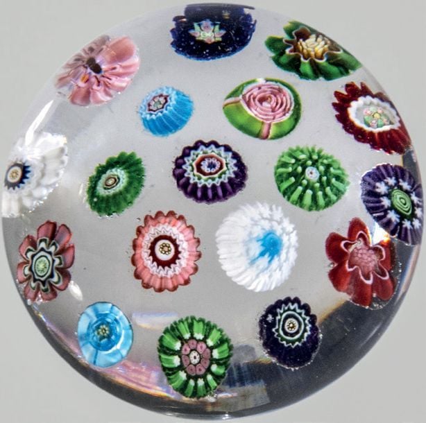 Presse-papiers à motif de seize bonbons polychromes dont une rose de Clichy verte et rose et une rose bleu