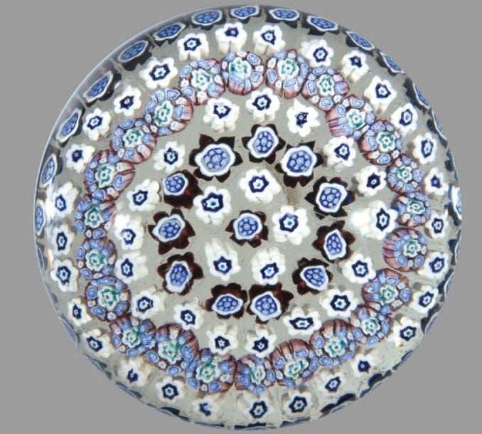 Presse-papiers à motif de six cercles concentriques de bonbons polychromes autour d'un bonbon central violet blanc et ble