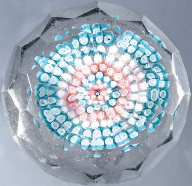 Presse-papiers à motif de six cercles concentriques de bonbons polychromes organisé