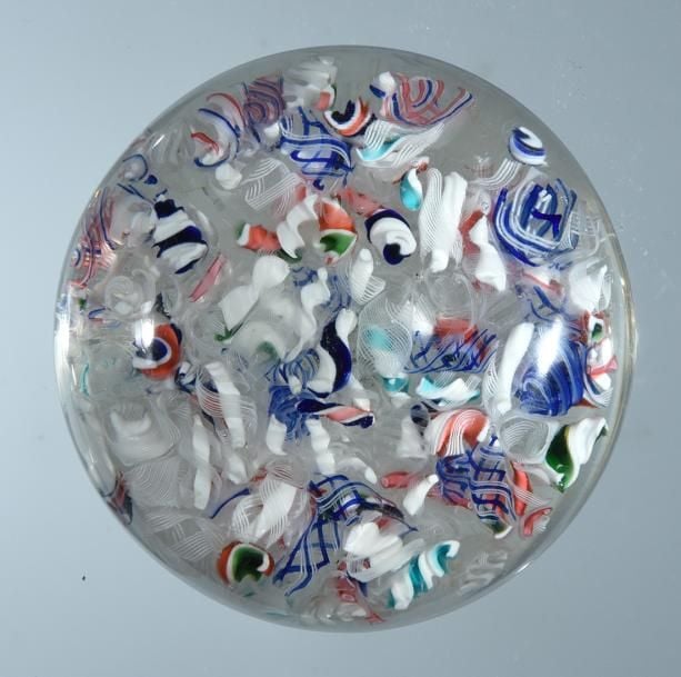 Presse-papiers à motif de torsades blanches et filigranées polychromes présentées en pêle-mêl