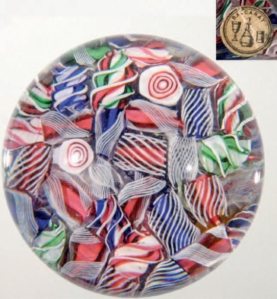 Presse-papiers à motif de torsades polychromes et bonbons blancs et roses en pêle-mêl