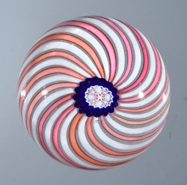 Presse-papiers à motif de tourbillon de cannes spiralées alternées blanches et roses autour d'un bonbon central complexe tricolor
