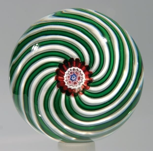 Presse-papiers à motif de tourbillon de cannes spiralées vertes alternées de cannes blanches autour d'un bonbon central complexe polychrom