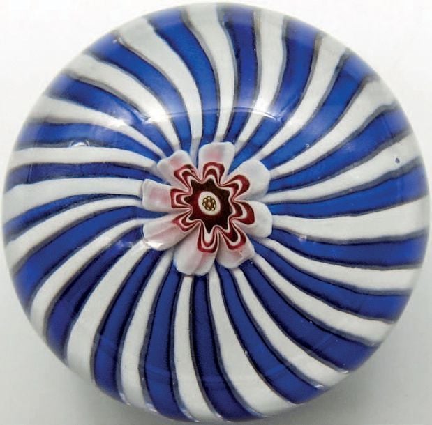 Presse-papiers à motif de tourbillon de rubans bleus alternés de rubans blancs spiralé autour d'un bonbon central blanc et roug