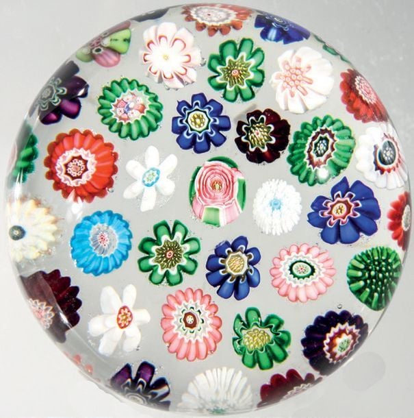 Presse-papiers à motif de trente-six bonbons polychromes et une rose centrale verte et ros