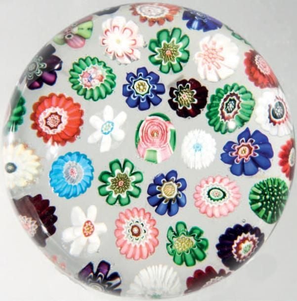 Presse-papiers à motif de trente-six bonbons polychromes et une rose centrale verte et ros