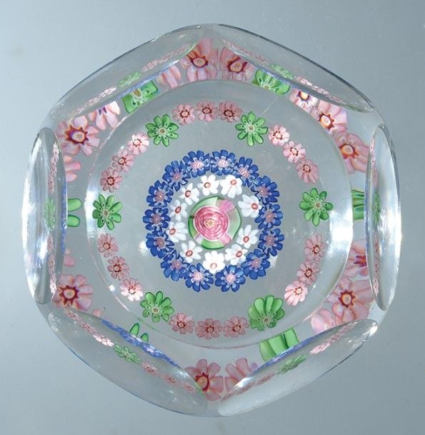 Presse-papiers à motif de trois cercles concentriques de bonbons polychromes autour d'une rose de Clichy verte et rose central