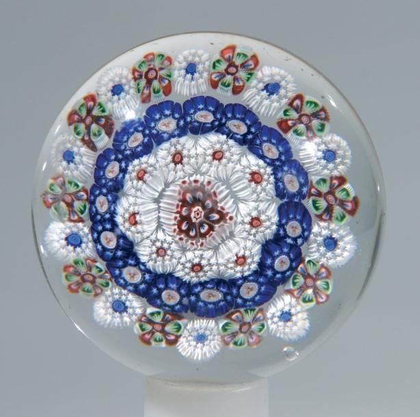 Presse-papiers à motif de trois cercles concentriques de bonbons polychromes autour d'un bonbon central tricolore à fléchettes (léger choc en surface