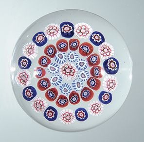 Presse-papiers à motif de trois cercles concentriques de bonbons tricolores dont certains à fléchette