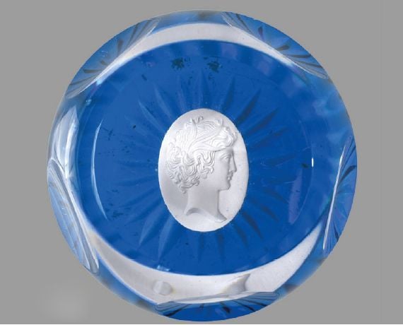 Presse-papiers à talon bleu translucide orné d'une médaille en cristallo-cérame représentant le profi l d'une jeune femme à l'antiqu