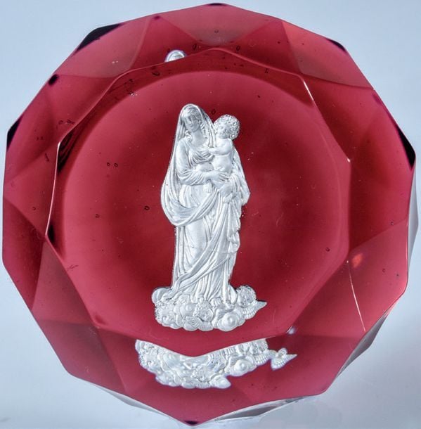Presse-papiers à talon en cristal rose translucide orné d'un cristallo-cérame représentant la Vierge portant l'enfant Jésu
