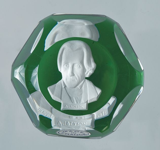 Presse-papiers à talon en cristal vert orné d'un cristallo-cérame représentant Andrew Jackson, 7e président des USA (1829-1837); créé par