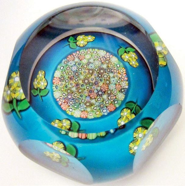 Presse-papiers «Cushion», signé P, à fond turquoise opaque orné de millefiori polychrome entouré de cinq petits bouquets de trois bonbon