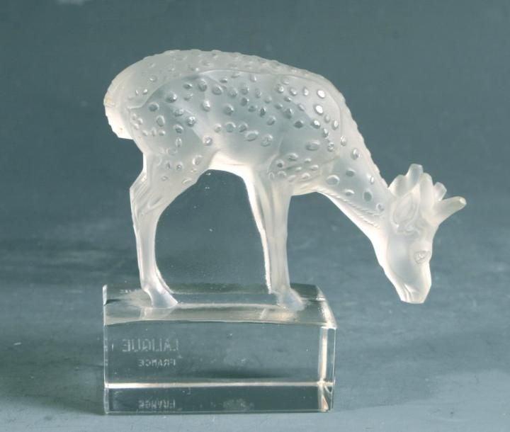 Presse-papiers "Daim" en verre moulé satin