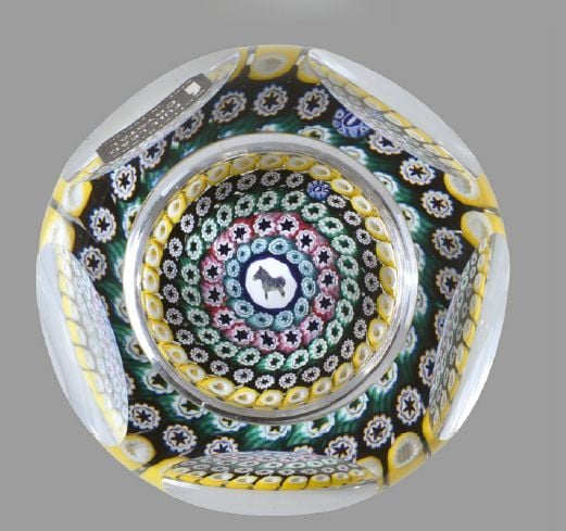 Presse-papiers daté 1978, à motif de cinq cercles serrés de bonbons polychromes autour d'un bonbon central orné d'un cheval sur fond blan