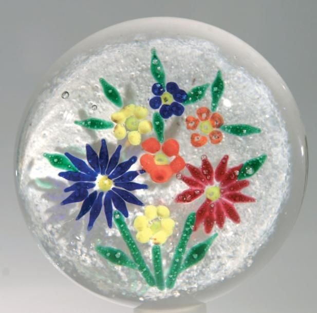 Presse-papiers en verre à fond granité blanc surmonté d?un bouquet de sept fleurs et fleurette