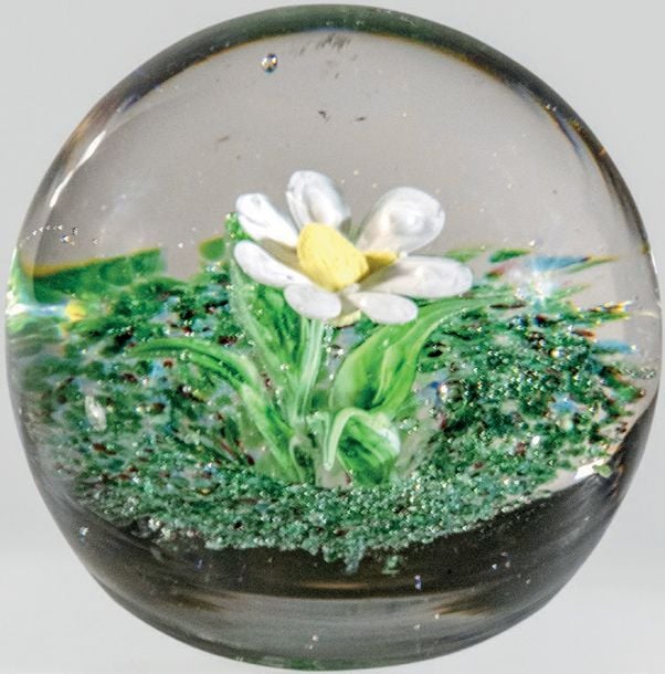 Presse-papiers en verre orné d'une marguerite en trois dimensions sur fond granité vert et ros