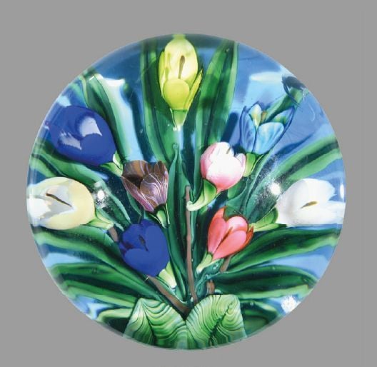 Presse-papiers "Fleurs de Lorraine", signé et daté SL 1988, à fond bleu clair orné d'un bouquet polychrome (choc latéral