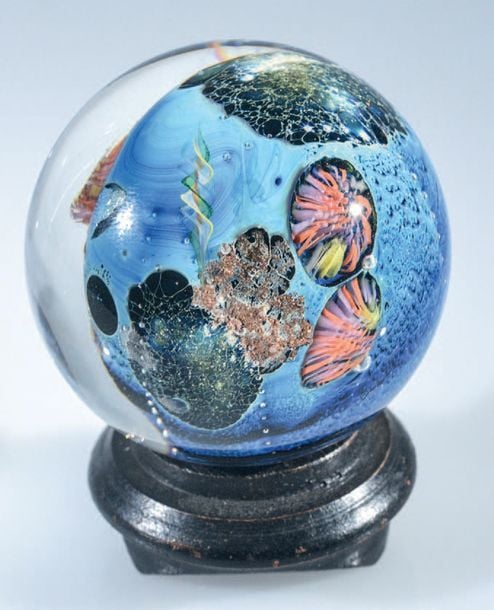 Presse-papiers «inhabited planet» à décor sphérique abstrait polychrome imitant une planète inconnue; socle en bois noi