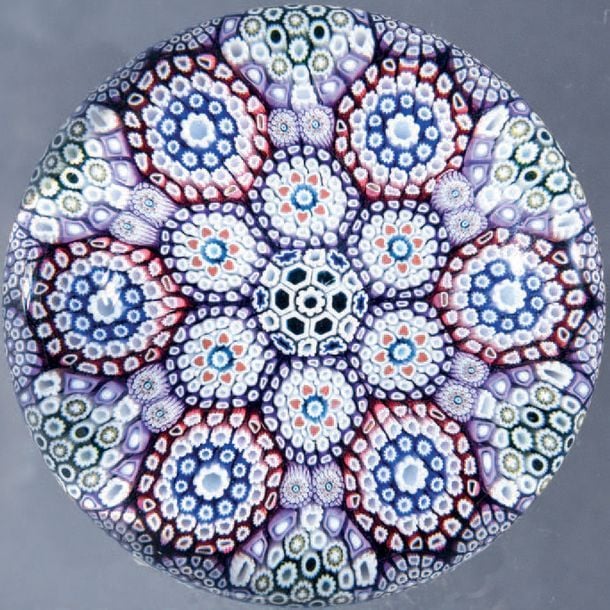 Presse-papiers «Kerraj», signé MH, à décor de moquette de bonbons polychrome