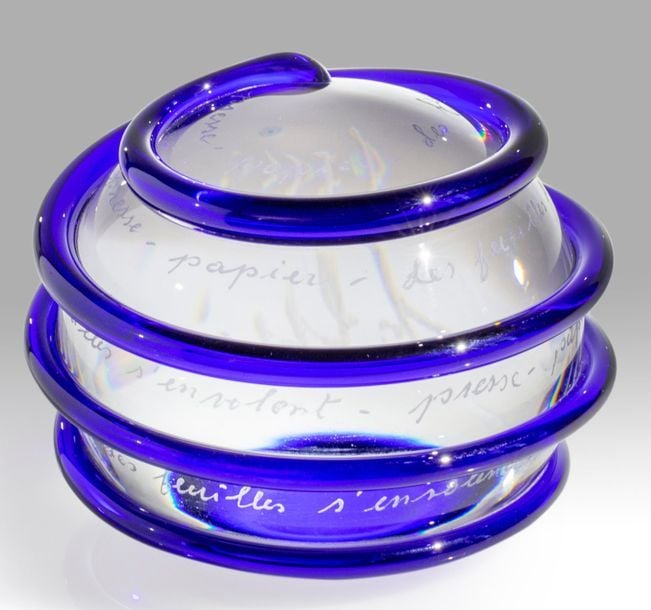 Presse-papiers «Les feuilles s'envolent», signé et daté SL 1996, à fond bleu cobalt translucide et motif de serpent en cristal bleu lové en spirale à la surface du cristal gravé en spirale de la mention répétée «Presse-papiers - Les feuilles s'envolent