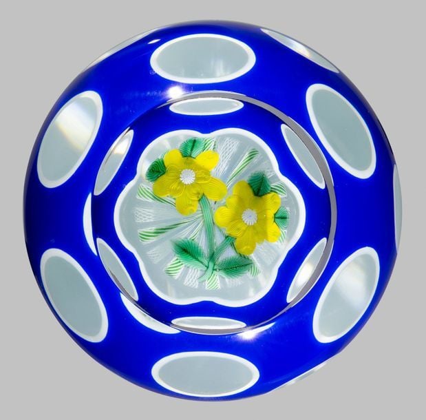 Presse-papiers magnum overlay bleu enchâssé, signé et daté JHD 2009, à décor interne de deux fleurs jaunes sur une couronne de torsades filigranées vertes et blanche