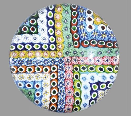 Presse-papiers "Millefi rori aux croix", signé et daté SL 1987, à fond bleu orné d'un tapis de bonbons polychromes présentés en croi