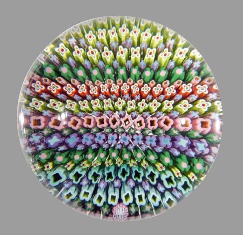 Presse-papiers «Millefiori Hawaii», signé et daté SL 1975, à motif de bandes parallèles de bonbons polychrome