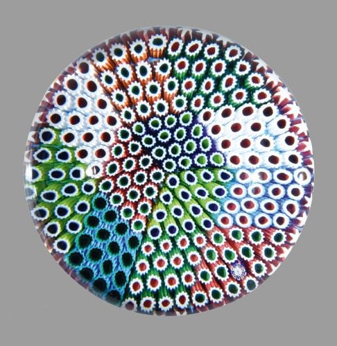 Presse-papiers «Millefiori moderne» signé et daté 1987, à motif de losanges de cannes polychromes organisée