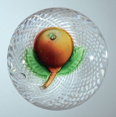 Presse-papiers miniature à fond de latticino blanc spiralé orné d'une poire à deux feuilles verte