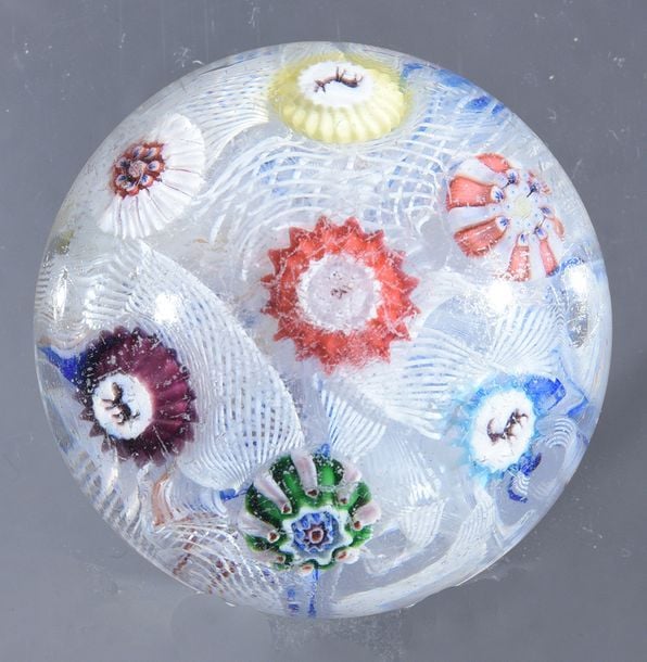 Presse-papiers miniature à fond de torsades blanches filigranées orné de sept bonbons polychromes dont trois à silhouette Gridel ( chèvre, chevreuil et chien) (usures
