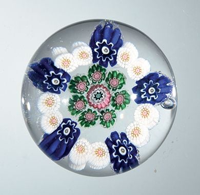 Presse-papiers miniature à motif de deux cercles, l'un de cinq bonbons bleu cobalt et dix bonbons blancs à coeur jaune, le second de sept bonbons verts et roses et un bonbon central rose, blanc et ble