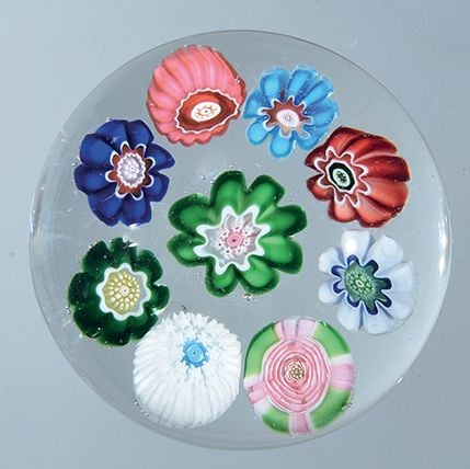 Presse-papiers miniature à motif de huit bonbons polychromes et une rose de Clichy verte et ros