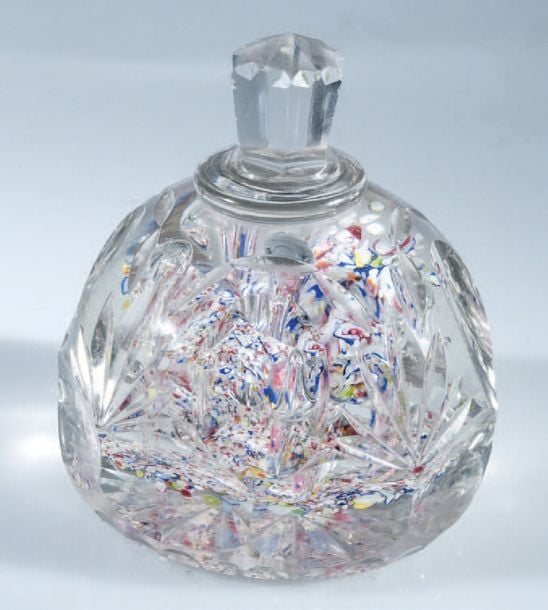 Presse-papiers muni d'une prise taillée; décor interne jaspé polychrome de fleurs stylisées centrées par des bulles oblongue