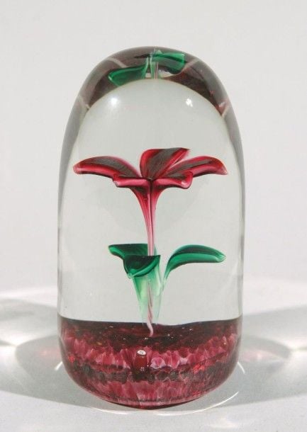 Presse-papiers oblong à fond jaspé rouge; décor de fleur rouge en trois dimention