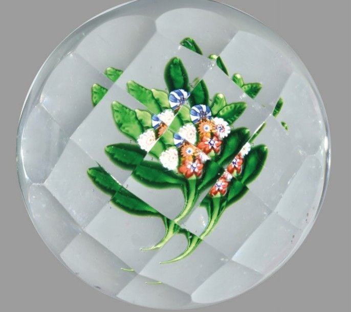 Presse-papiers orné d'un bouquet composé de cinq bonbons polychromes sur sept feuilles verte