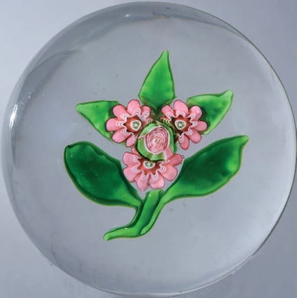 Presse-papiers orné d'un bouquet composé de trois bonbons roses et une rose de Clichy rose et vert