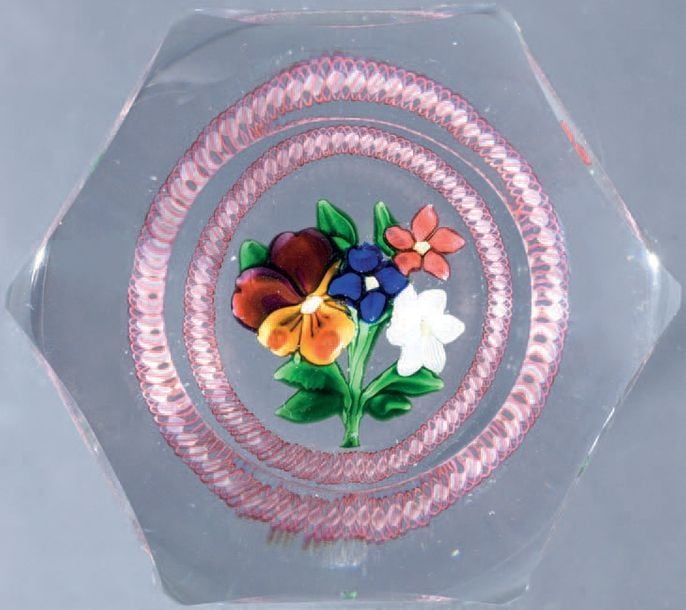 Presse-papiers orné d'un bouquet composé de trois clématites (une bleue, une blanche, une rose) et d'une pensée, sur une tige verte portant sept feuille